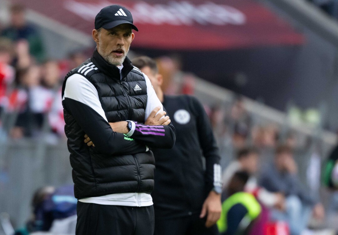 Trainer Thomas Tuchel von München verfolgt das Spiel am Spielfeldrand.