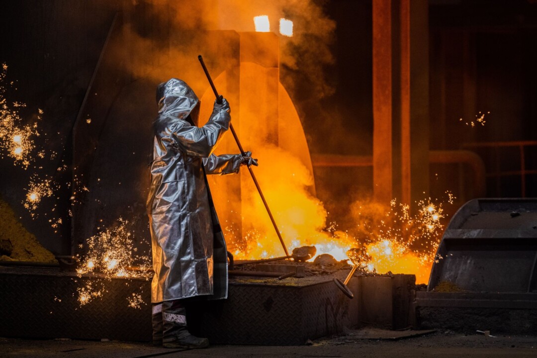 Ein Stahlarbeiter von Thyssenkrupp prüft den Roheisen am Hochofen 8 auf dem Werksgelände.