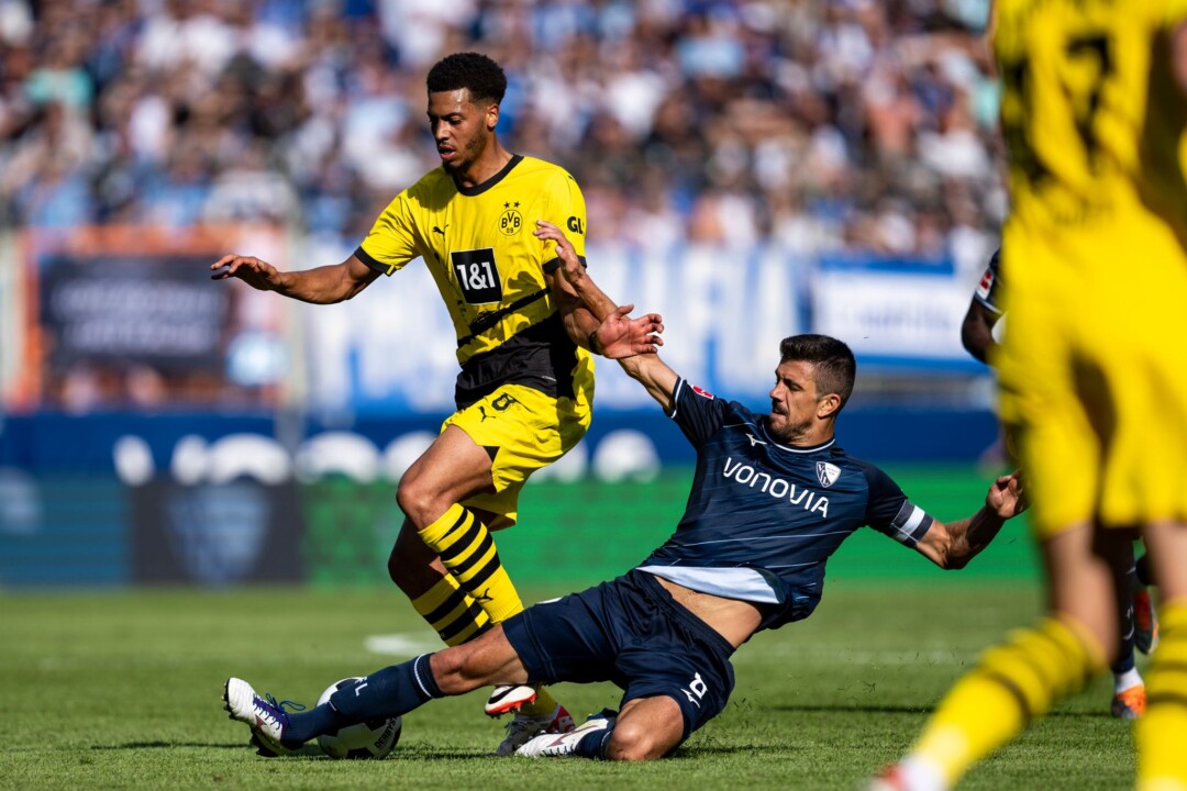 Dortmunds Felix Nmecha (l) und Bochums Anthony Losilla kämpfen um den Ball.