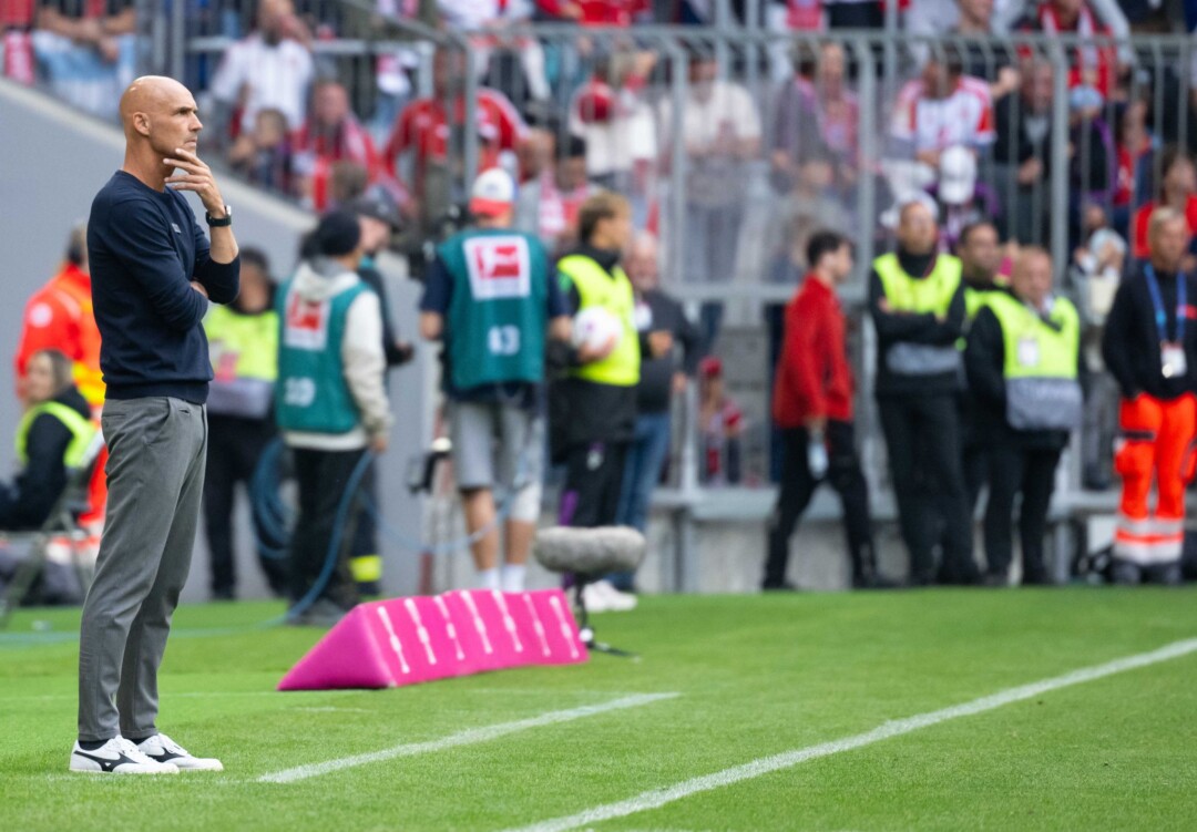 Trainer Thomas Letsch von Bochum verfolgt das Spiel am Spielfeldrand.