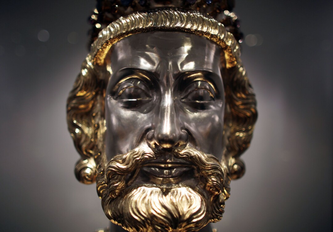 Eine Büste von Karl dem Großen steht in der Aachener Domschatzkammer.