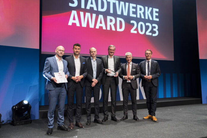 Köln nahmen WSW-Vorstandsvorsitzender Markus Hilkenbach (3. von rechts) und Andy Völschow, Leiter Kunden- und Quartierslösungen (ganz links), den Preis persönlich entgegen. Foto: WSW