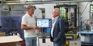 Landtagsabgeordneter Martin Sträßer (rechts) im Gespräch mit Thomas Ihlo von „Ihlo GmbH technische Federn“ aus Tönisheide. Foto: Büro Martin Sträßer