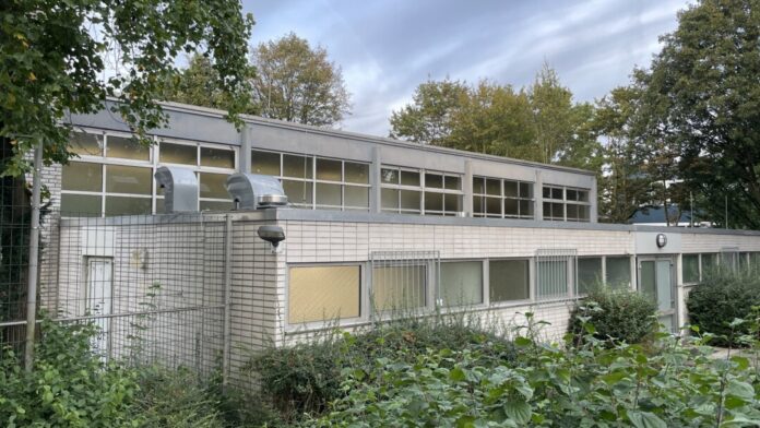 Die Sporthalle der Friedrich-Ebert-Schule kann nicht mehr saniert werden und muss neu errichtet werden. Die CDU-Fraktion möchte zur Sicherung des Sportbetriebes in Mitte diese Maßnahme vorziehen. Foto: CDU-Fraktion Ratingen