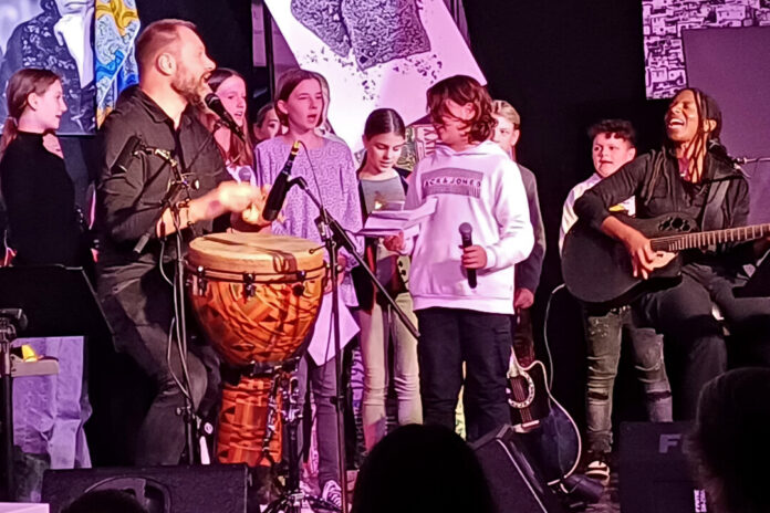 Patrick Depuhl und Judy Bailey ließen auch Schülerinnen und Schüler an ihrem Programm mitwirken. Im Gymnasium Langenberg spielten sie vor fast ausverkauftem Haus. Foto: privat