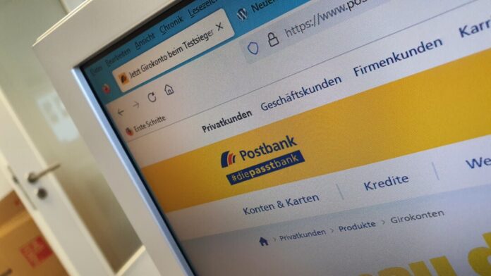 Online können Kundinnen und Kunden der Postbank sich über sichere Kanäle über ihr Konto informieren. Foto: Volkmann