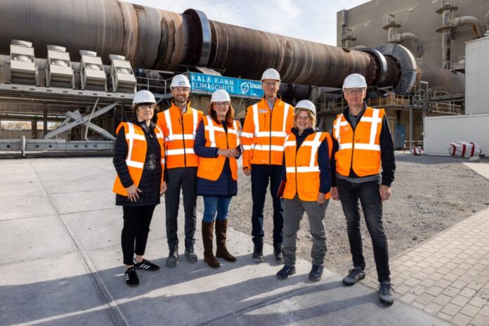 Landtagsabgeordnete Besche-Krastl, Lhoist-Geschäftsführer Perterer, Bundestagsabgeordnete Nick, Lhoist-Werksleiter Lang, Wülfrather Grünen-Sprecherin Guenther und Heiligenhauser Grünen-Sprecher Doth vor den Öfen des Lhoist-Kalkwerks Flandersbach. Foto: Lhoist