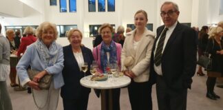 Uschi Klützke (zweite von links), Karin Swoboda (links außen), Marlene Rüngeler mit Enkelin und Dietrich Klützke im Essener Aalto-Theater. Foto: FU Heiligenhaus