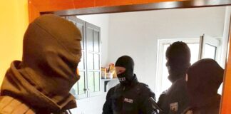 Einsatzkräfte bei der Durchsuchung. Foto: Polizei