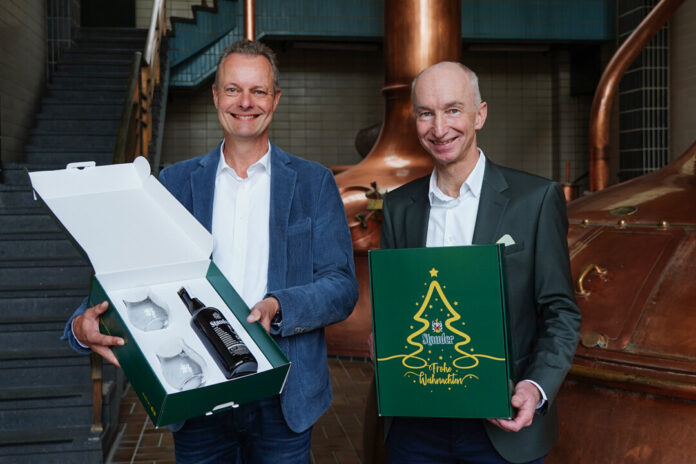 Die Brauereichefs Axel Stauder und Thomas Stauder zeigen das Bockstar „Cascade-Edition“ im weihnachtlichen Geschenkset. Foto: Stauder