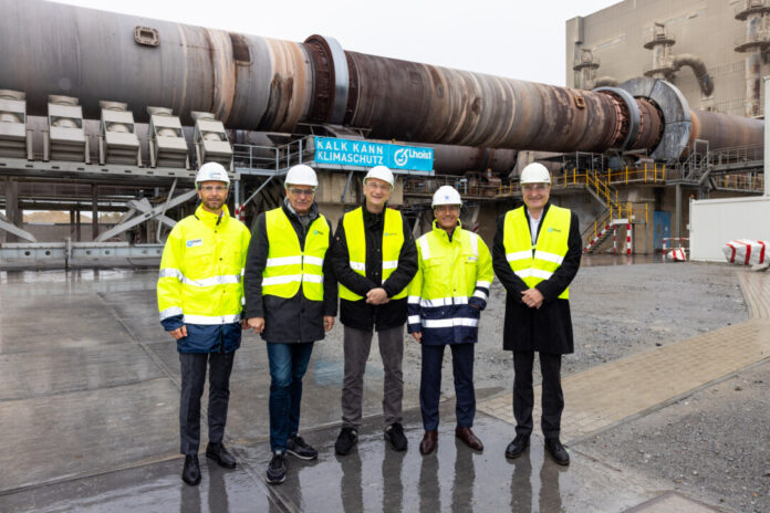 Thomas Perterer, Peter Liese, Klaus Wiener, Gilles Le Van und Matthias Weinberg im Lhoist-Kalkwerk Flandersbach in Wülfrath (v.l.) Bild: Lhoist
