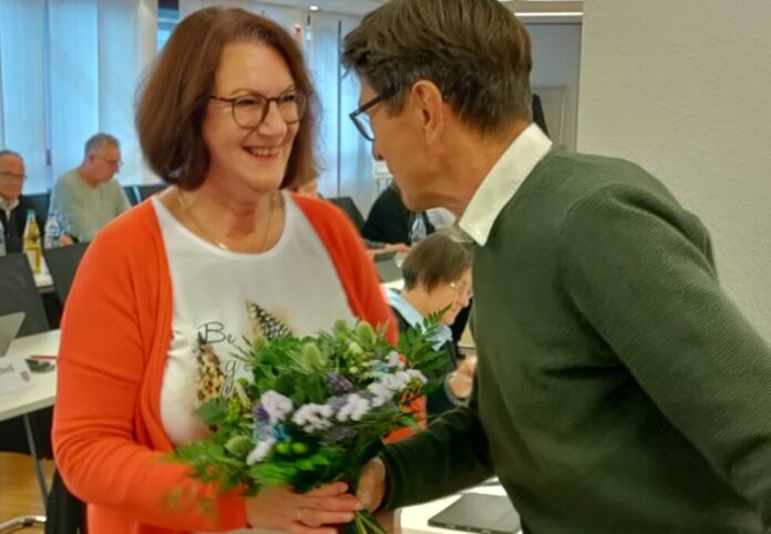 Fraktionsvorsitzender Manfred Hoffmann begrüßt Heike Beckmann mit Blumen als neues Ratsmitglied der SPD-Fraktion. Foto: SPD