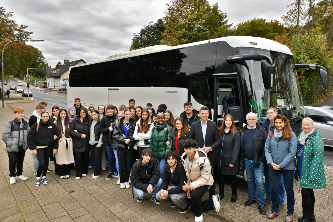 Die Schülerinnen und Schüler, Organisatoren und Sponsoren beim Gruppenfoto vor der Abfahrt. Foto: Mathias Kehren