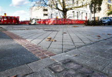 Prägeaspahltdecke auf der Hauptstraße in Heiligenhaus. Das Steinmuster soll die Straße optisch mit dem angrenzenden Platz verbinden. Foto: Mathias Kehren