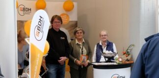 Michael Balkhausen mit den Kreisverbandsvorsitzenden Lieselotte Venn und Marion Pippier am BDH-Infostand auf der Seniorenmesse Velbert. Foto: BDH Bundesverband Rehabilitation