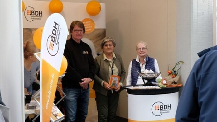 Michael Balkhausen mit den Kreisverbandsvorsitzenden Lieselotte Venn und Marion Pippier am BDH-Infostand auf der Seniorenmesse Velbert. Foto: BDH Bundesverband Rehabilitation