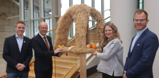 Übergabe der Erntekrone im Landtag mit André Kuper, Präsident des Landtags Nordrhein-Westfalen, und Vertreterinnen und Vertretern der Rheinischen Landjugend. Foto: Landtag NRW/Bernd Schälte