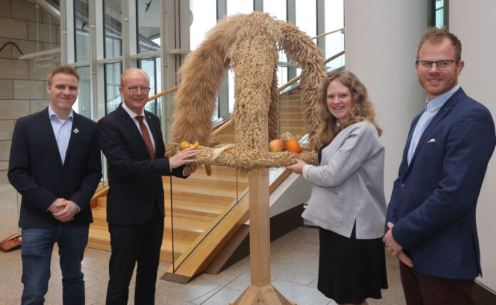 Übergabe der Erntekrone im Landtag mit André Kuper, Präsident des Landtags Nordrhein-Westfalen, und Vertreterinnen und Vertretern der Rheinischen Landjugend. Foto: Landtag NRW/Bernd Schälte