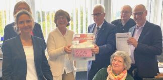 Bei der Übergabe der Unterschriftensammlung: Haans Bürgermeisterin Bettina Warnecke (parteilos), Annette Braun-Kohl (CDU), Annegret Wahlers (BI Haan), Landrat Thomas Hendele (CDU), Marion und Ulrich Klaus (SPD Haan) und Detlef Ehlert (SPD Erkrath). Foto: SPD