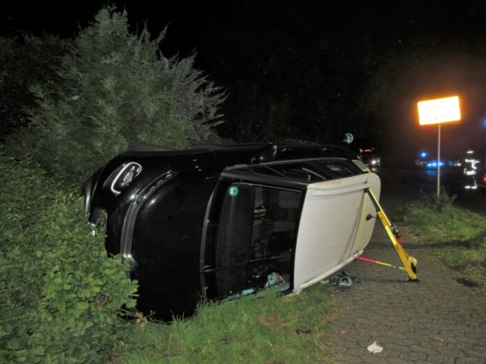 Bei einem Alleinunfall verlor ein 59-jähriger Mann die Kontrolle über sein Fahrzeug und wurde schwer verletzt. Foto: Polizei