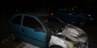 Der ausgebrannte Opel Corsa. Foto: Polizei