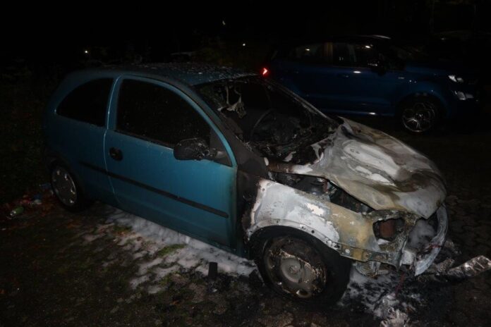 Der ausgebrannte Opel Corsa. Foto: Polizei