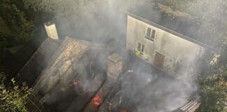 Bei dem Brand wurde das Einfamilienhaus nahezu vollständig zerstört. Foto: Polizei