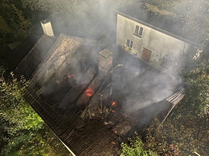 Bei dem Brand wurde das Einfamilienhaus nahezu vollständig zerstört. Foto: Polizei