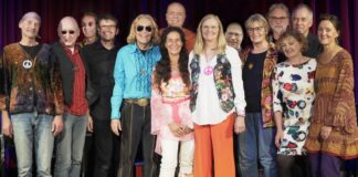Das Ratingen "Songs & Stories Ensemble" sorgt für Sixties-Flair. Foto: Daniel Oberbanscheidt