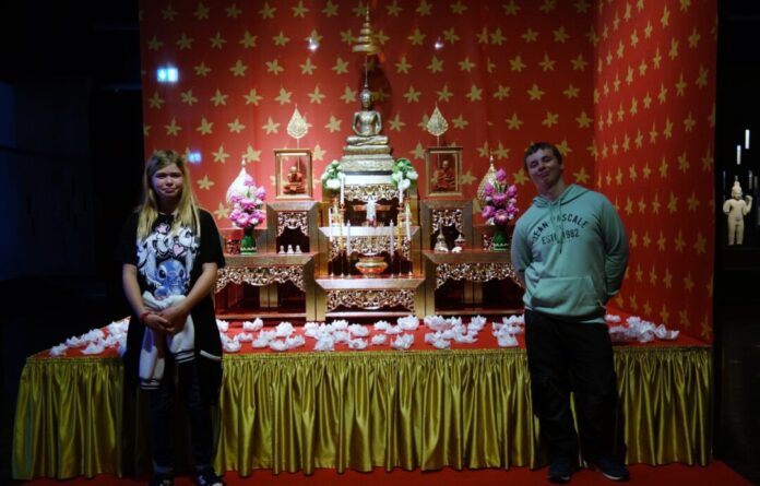 Die Geschwister Alina und Fabian Harke zeigten sich begeistert von den exotischen Ausstellungsstücken im Kölner Rautenstrauch-Joest-Museum. Foto: Stadt Ratingen
