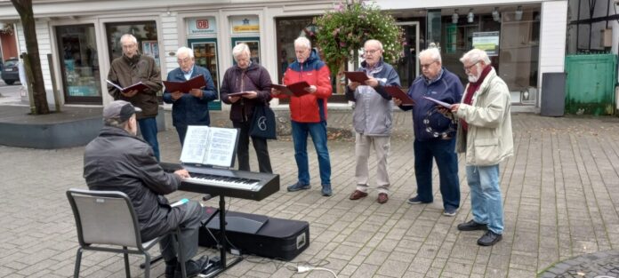 Die Deutschen Sänger gaben alles - mit ihrem Auftritt geht die Walking-Act-Aktion für dieses Jahr in die Pause. Foto: privat