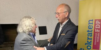 Heinz Franke mit dem Vorsitzenden der Fraktion und des Ortsverbandes Hans-Peter Altmann. Foto: FDP