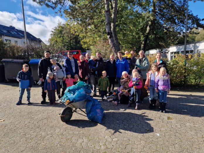 Kinder, Eltern, Erzieher - viele machten mit bei der Müllsammelaktion. Foto: privat