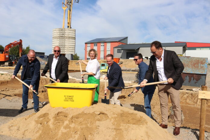 Michael Wermuth, Niederlassungsleiter Brühl, Michael Gill, Niederlassungsleiter Mettmann, Bürgermeisterin Sandra Pietschmann, Architekt Martin Hertel, Ervin Sarkinovic, Samont-Mitbegründer und Operativer Projektleiter und Geschäftsführer Jasmin Sarkinovic bei der Grundsteinlegung. Foto: Kreisstadt Mettmann