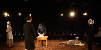 Eine Szene aus "Hexenjagd". Foto: Kleines Theater Nebenan