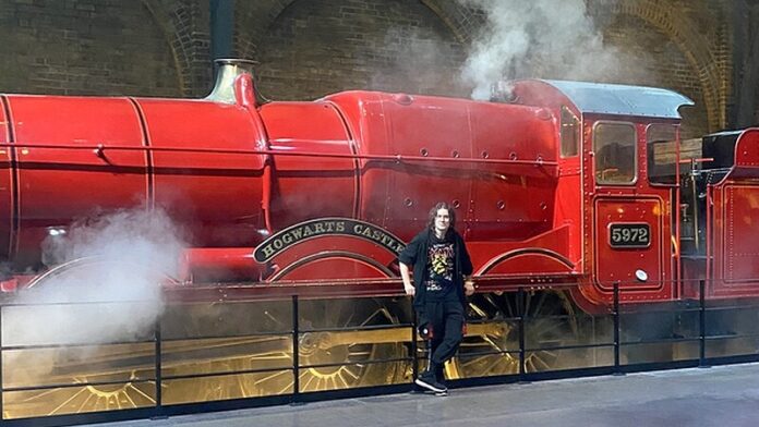 Ifrar (16) aus Velbert steht vor dem legendären Hogwarts-Express. Der Velberter ist ein großer Harry-Potter-Fan. Foto: privat
