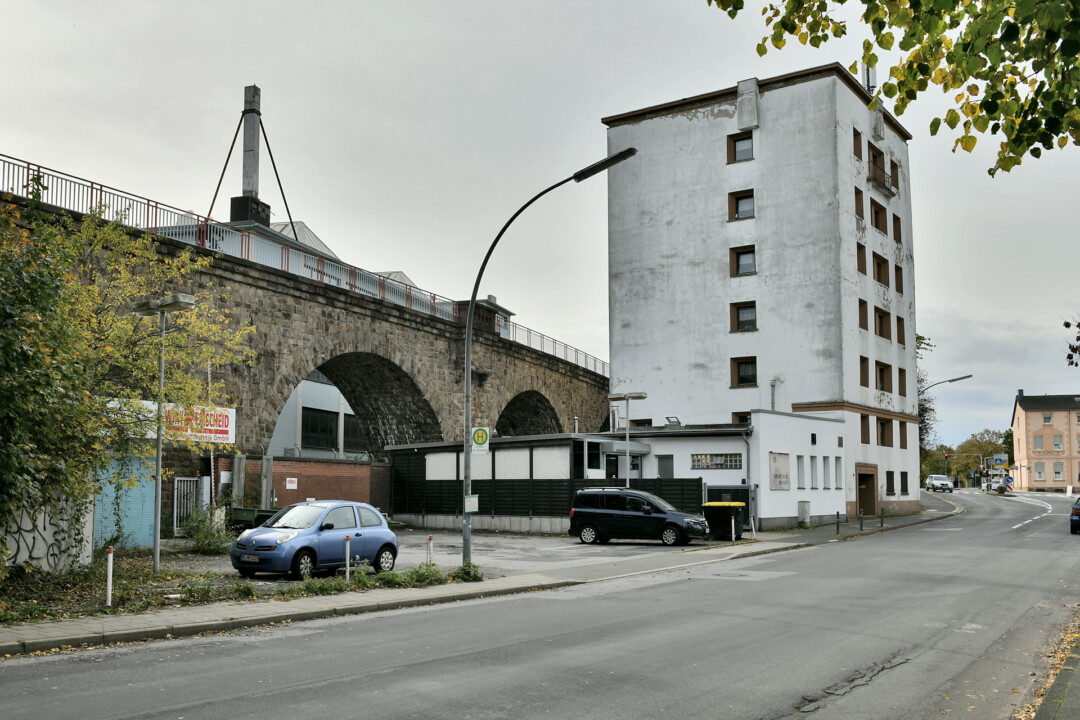 Hochhaus an der Bismarkstraße in Velbert. Der Panorama-Radweg in der Nachbarschaft erhöht das Potential für einen attraktiven Wohnstandort an dieser Stelle. Foto: Mathias Kehren
