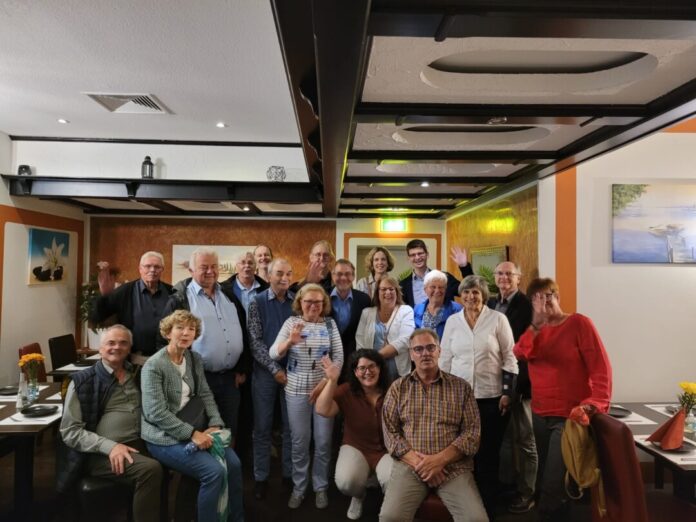 Ehemalige und Aktive des TuS Erkrath haben sich getroffen, um den runden Geburtstag der Tanzsportabteilung zu feiern. Foto: TuS Erkrath