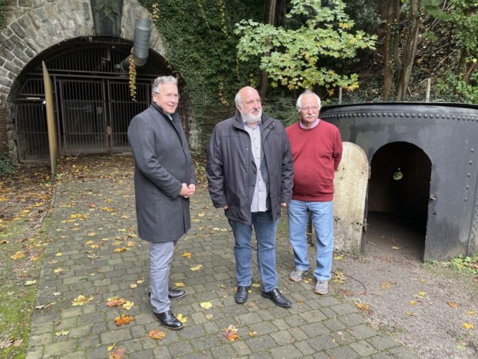 Bürgermeister Rainer Ritsche, Andreas Seidler und Ulrich Becker gemeinsam vor dem Zeittunnel. Foto: privat Bürgermeister Rainer Ritsche, Andreas Seidler und Ulrich Becker gemeinsam vor dem Zeittunnel. Foto: privat