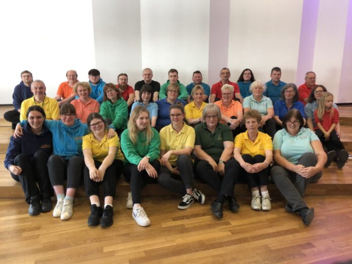 Der Rhythmus-Chor Velbert-Neviges zusammen mit dem Rhythmus-Parenten-Chor Neviges bei einem Intensivprobenwochende im Musikbildungszentrum Schmallenberg Bad Fredeburg. Foto: privat