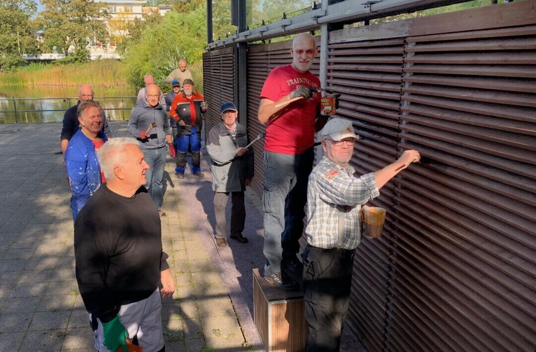 In einer Streichaktion der Ratinger Jonges wurde des Pavillon am Stadthallenteich optisch wieder auf Vordermannn gebracht. Foto: Ratinger Jonges