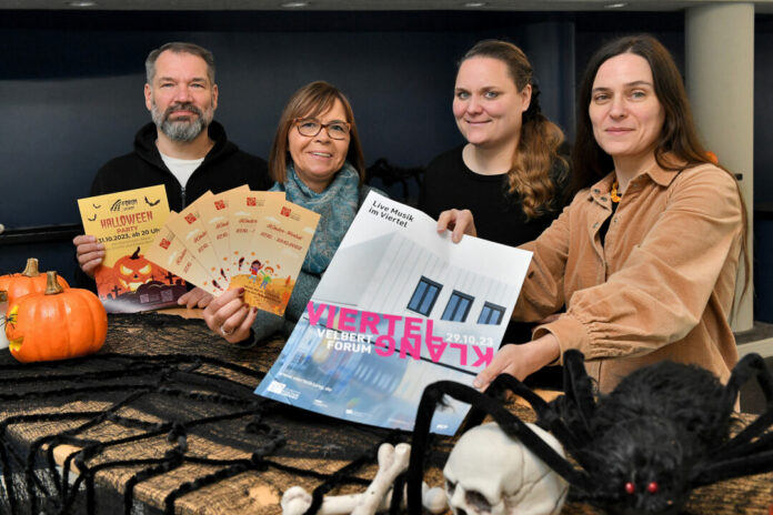 Von klassischen Klängen bis zur Gruselparty - die Velberterinnen und Velbert erwartet iun diesem Monat noch viel Programm. Präsentiert haben das (v.r.) Anja Franzel, Linda Brücher, Judith Stankovic (alle drei Kulturloewinnen) und Michael Reetz (Bar Keks). Foto: Mathias Kehren
