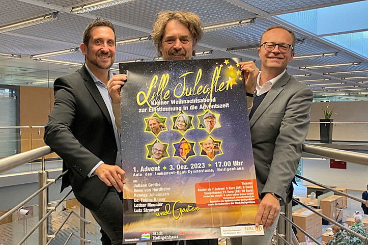 Thomas Meuser (Kreissparkasse) mit den Musikern und Konzertorganisatoren Hannes Johannsen und Lutz Strenger. Foto: privat