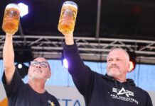 Hoch die Humpen: In der Kalkstadt feierten Wülfratherinnen und Wülfrather sowie Stadtgäste ein Oktoberfest. Foto: Volkmann