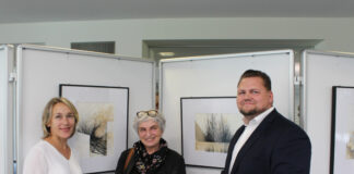 der Kreissparkasse Düsseldorf gratulierten der Künstlerin zu ihrer Ausstellung. Foto: Stadt Erkrath