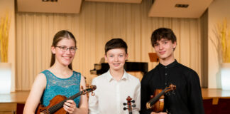 Philipp Chernomor (Mitte) gewann den Ferdinand-Trimborn-Förderpreis 2023 vor Anatholy Tizian Moseler (2, Platz, rechts) und Amelie Westerkamp (3. Platz, links). Foto: Maik Grabosch