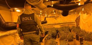 Ein Beamter der Zollfahndung in Velbert. Foto: ZFA Essen