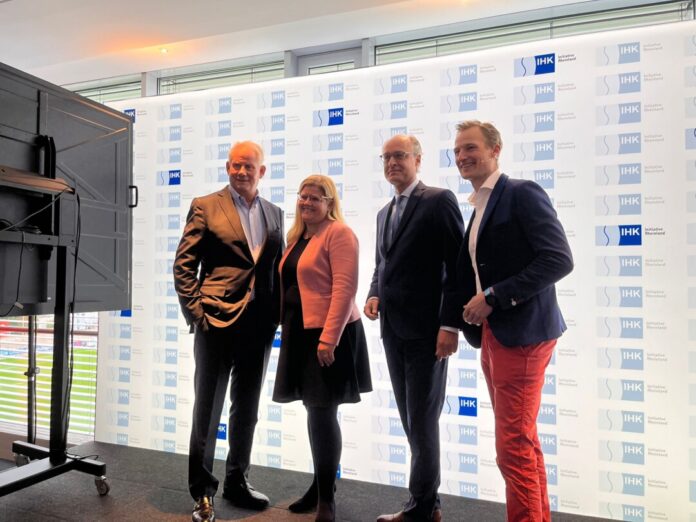 Andreas Schmitz, Präsident der IHK Düsseldorf, Daniela Perner, Geschäftsführerin Bildung der IHK Mittlerer Niederrhein, NRW-Staatssekretär Dr. Urban Mauer und Jugendforscher Simon Schnetzer, Foto: IHK Düsseldorf