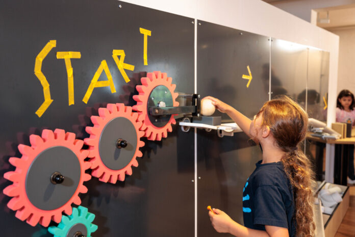 An jedem ersten Sonntag im Monat geht es in der Textilfabrik um Kettenreaktionen. Foto: LVR ZMB/Stefan Arendt
