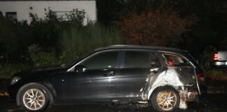 Der beschädigte Mercedes nach den Löschmaßnahmen. Foto: Polizei